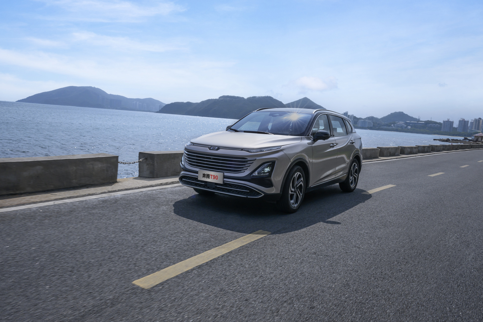 Bestune T90 in ambientazione urbana