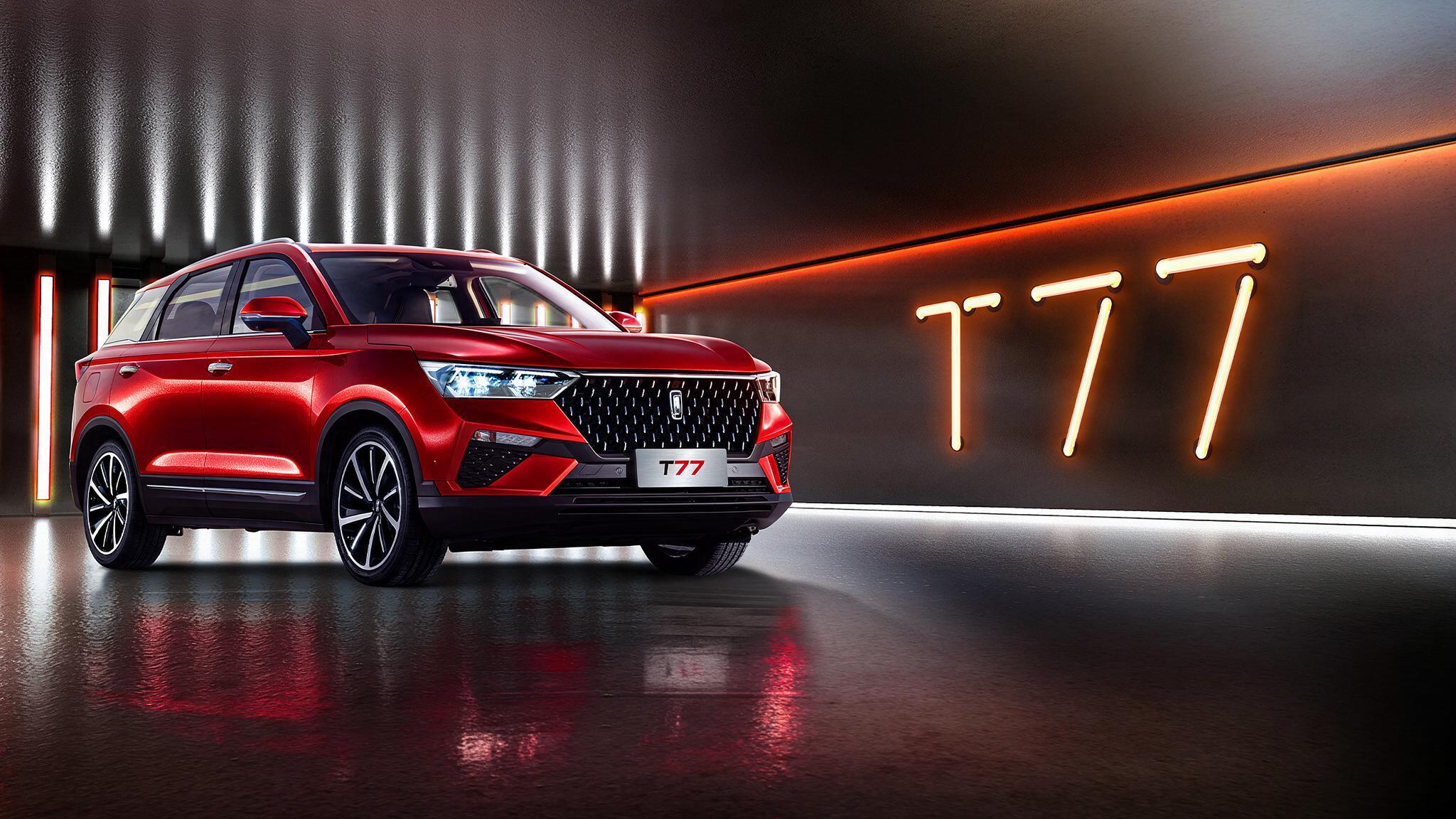 Bestune T77 rossa in uno spazio illuminato